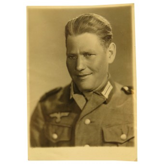 Studio-Porträt eines deutschen Soldaten mit frühen Abzeichen. Espenlaub militaria